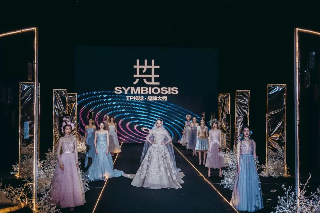 品牌時裝秀以戀人感情發(fā)展為主線，呈現(xiàn)別開生面的視聽盛宴