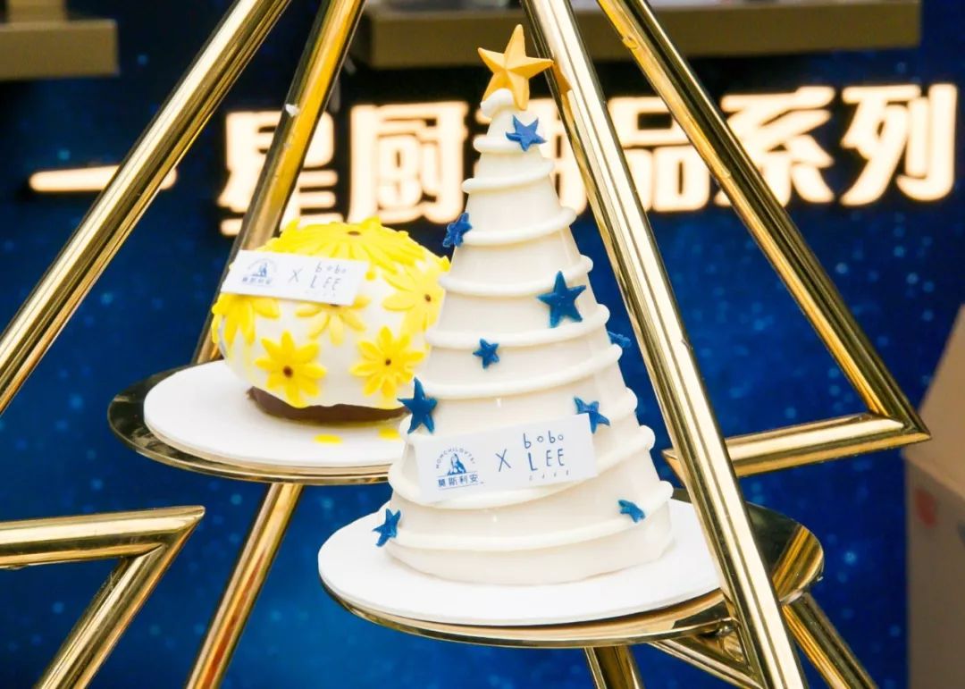 快閃活動策劃打造成一棵星空甜品的圣誕樹，簡直就是甜蜜暴擊嘛