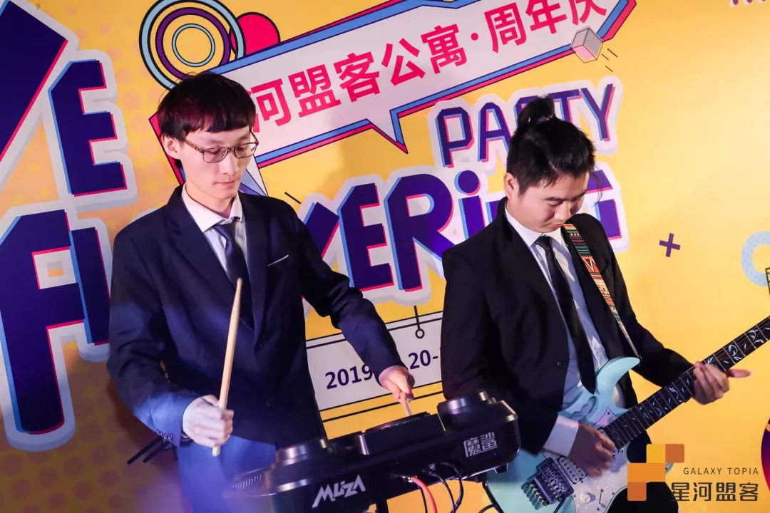 燈光閃爍一秒，瞬間進入周年慶典活動，面具策劃形式很朋克