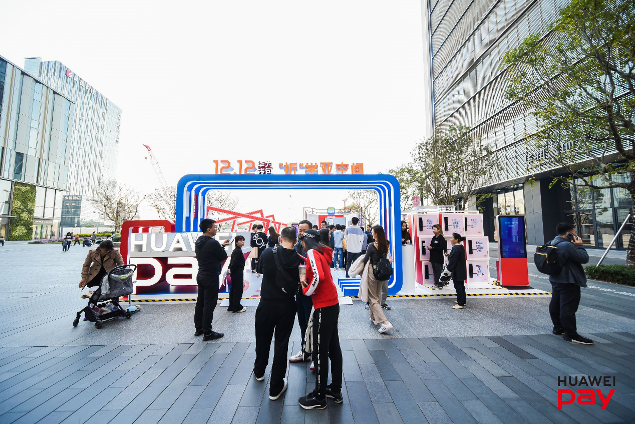手機快閃店活動現(xiàn)場驚現(xiàn)許多智能黑科技，全新體驗等你來