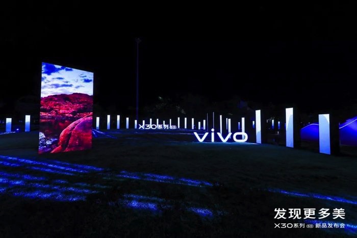 融合山水的開放式發(fā)布會活動，策劃的水池X型舞臺藝術范兒十足