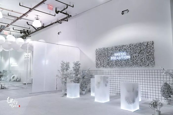 主題快閃店形式的展覽策劃，黑白風(fēng)格很是印象深刻