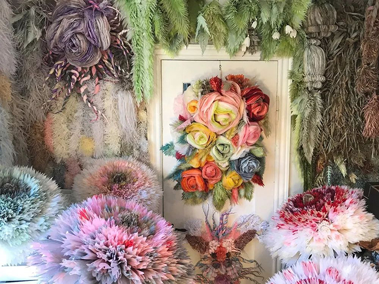以顏色輕柔的紙層層堆疊并錦簇成花朵的展覽活動(dòng)，真的驚喜了雙眼