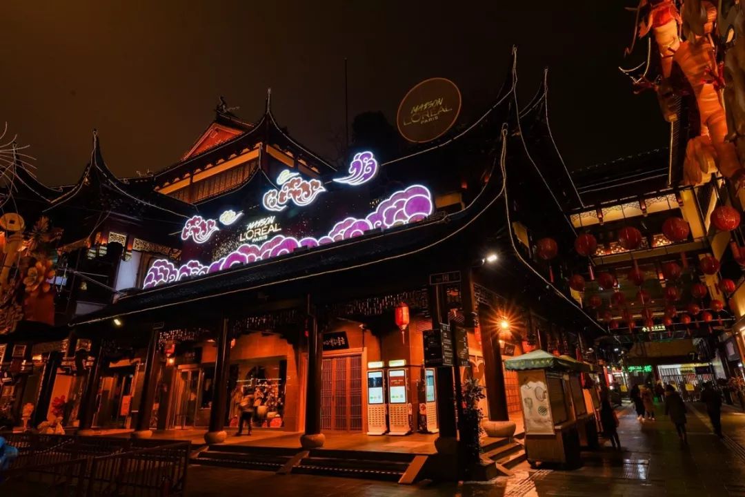 巴黎歐萊雅燈會快閃店活動詮釋著什么是傳統(tǒng)與科技融合、經(jīng)典與現(xiàn)代碰撞