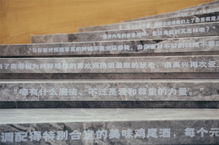 音樂劇的展覽活動(dòng)形式竟然以一本書開篇，這是一部萬(wàn)人迷的音樂劇吧