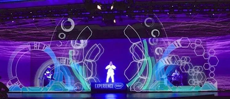 用動作就能操縱視覺的演出活動未來氣息滿滿，身臨其境的視覺效果很大膽