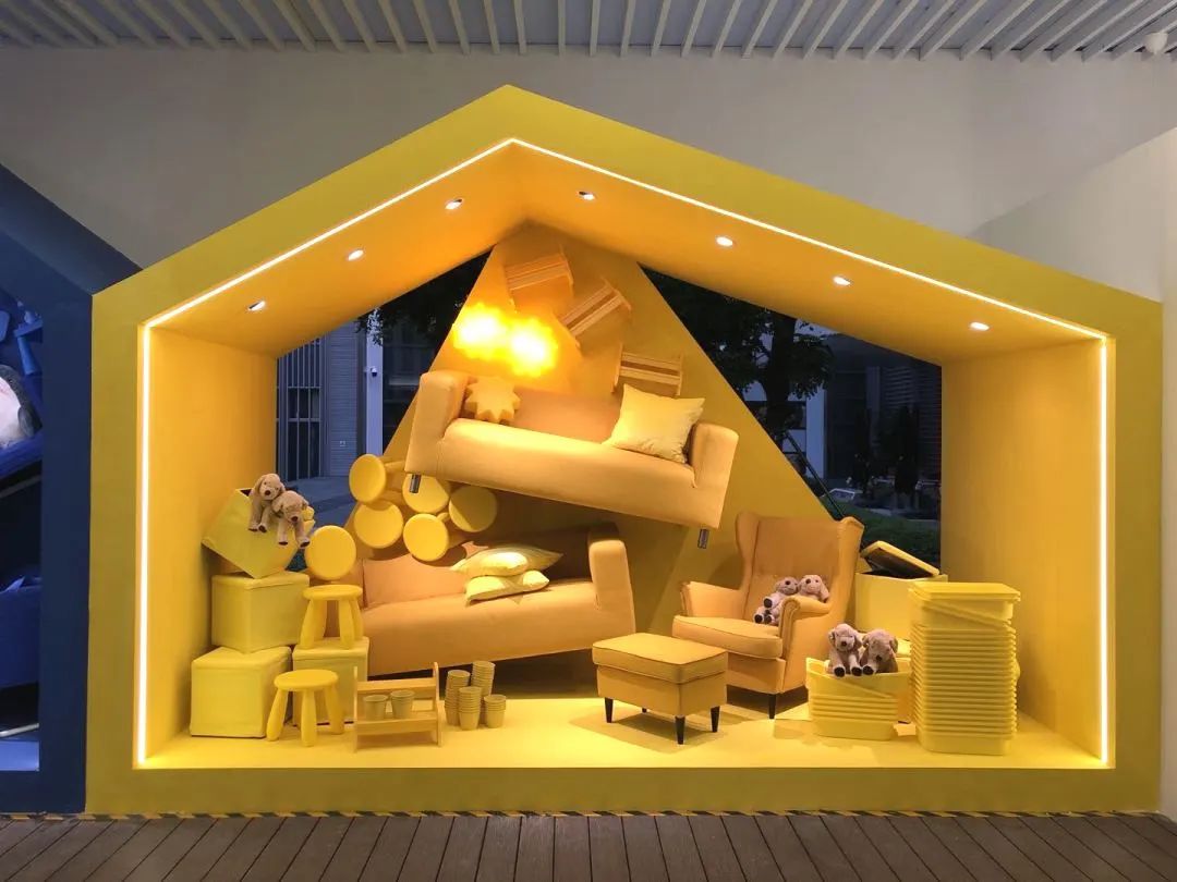 宜家快閃店展覽活動自帶吸睛特效，藍色購物袋甚是撩人