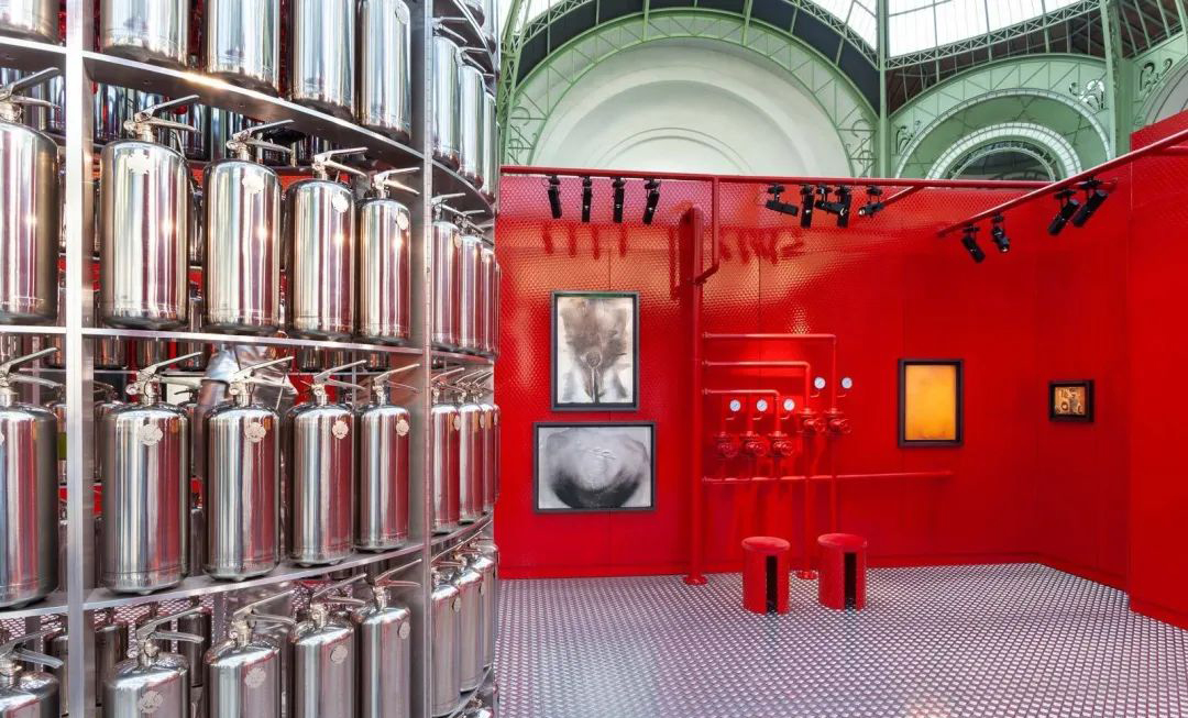 “著火”主題展覽活動策劃了一場全新的視覺體驗(yàn)，滅火器很搶鏡