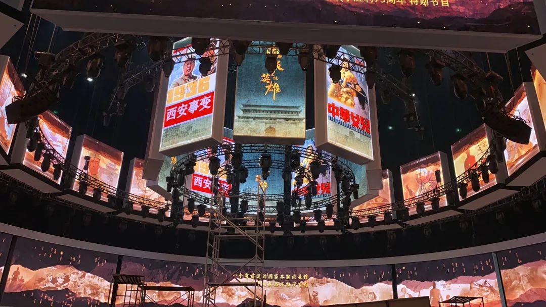 「海報(bào)里的英雄」節(jié)目活動(dòng)策劃的舞美簡(jiǎn)直就是藝術(shù)的存在，贊