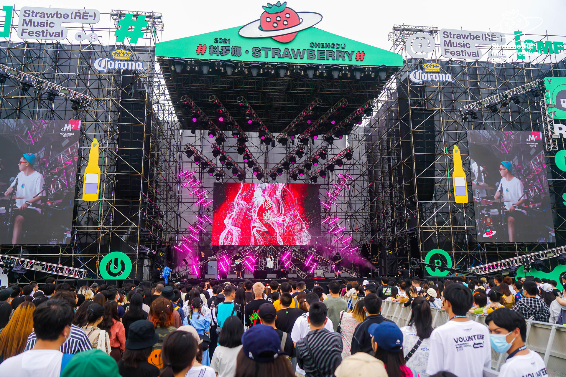 2021成都草莓音樂(lè)節(jié)活動(dòng)策劃充滿了異域氣氛，聽(tīng)歌飲酒，快樂(lè)就如此