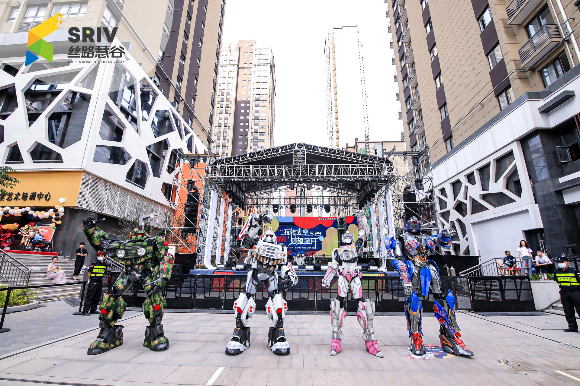 概念街區(qū)開街儀式活動(dòng)策劃空降知名樂隊(duì)，爆梗頻出尖叫不斷