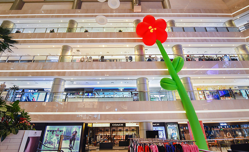 16米小紅花藝術(shù)活動(dòng)策劃裝置綻放于城市中央，洋溢著溫暖的香