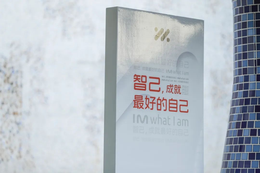 智己LS7上市發(fā)布會(huì)活動(dòng)策劃使用了超大型戶(hù)外弧形大屏，視覺(jué)體驗(yàn)杠杠