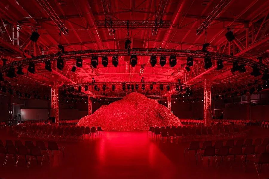 DIESEL2023秋冬大秀活動(dòng)策劃了一座杜蕾斯山丘，刷屏了社交平臺(tái)